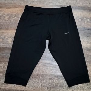 Very Gently Loved stretchy black women's Reebok play dri size medium Capri Style